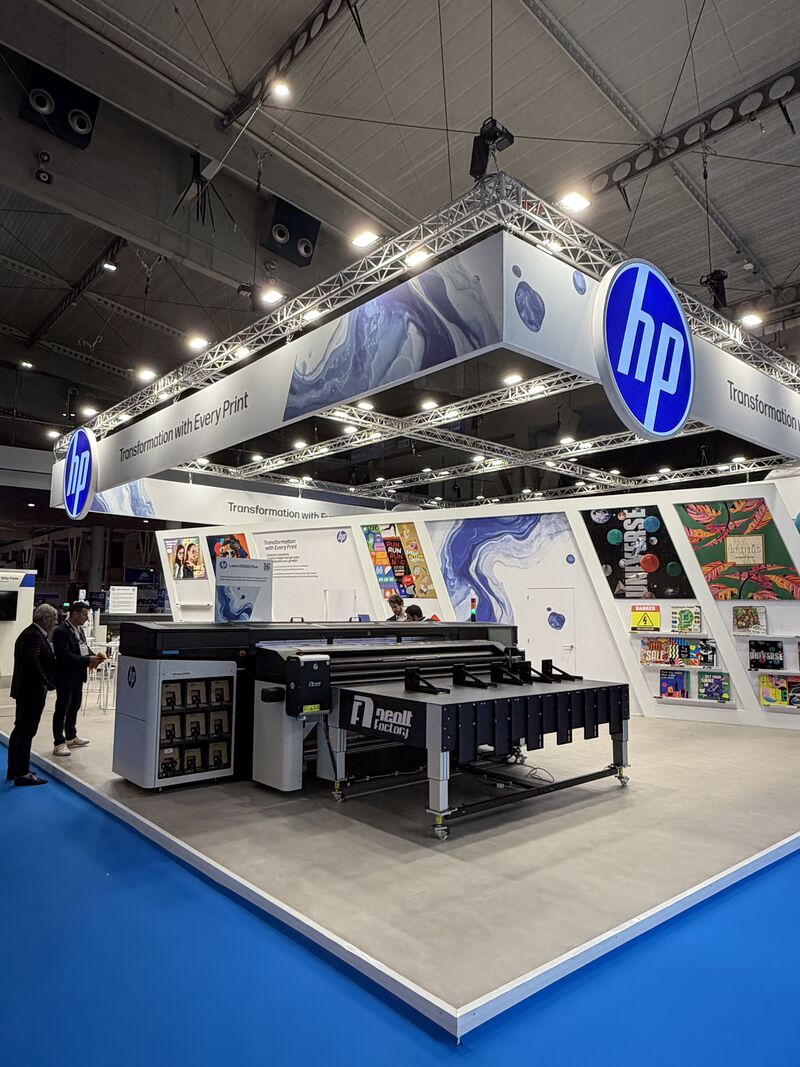 HP Latex R2000 printer with Neolt Factory robotic material handling for wide format printing at FESPA 2026